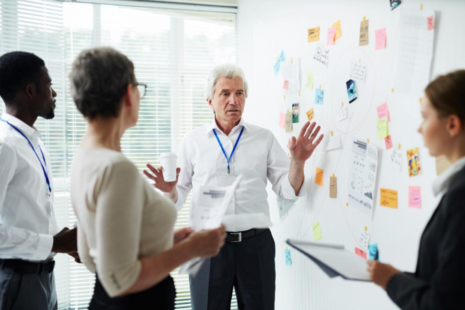 Detaillierte Finanzanalyse auf einem Laptop-Bildschirm