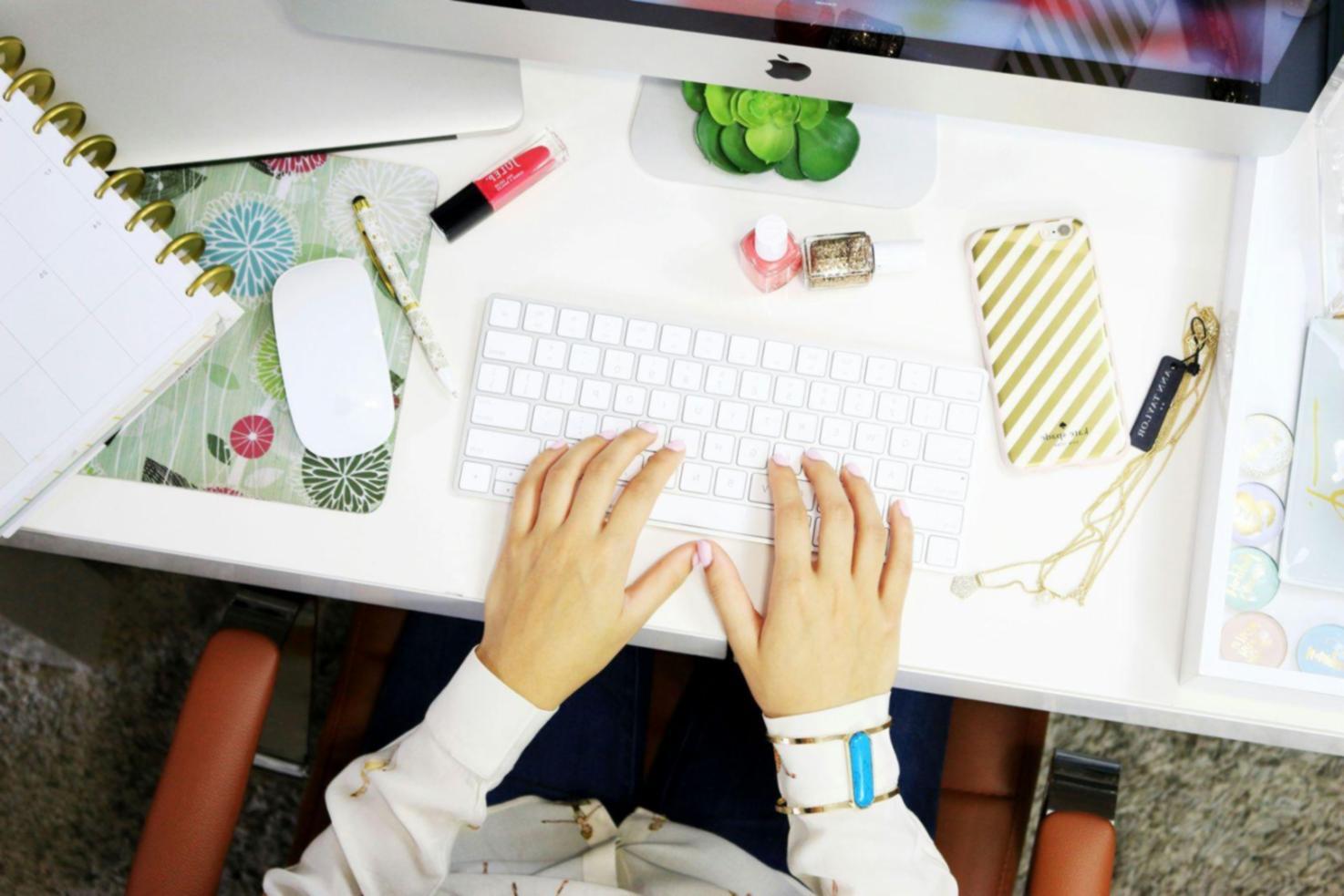 Teilnehmer beim gemeinsamen Erarbeiten von Budgetstrategien